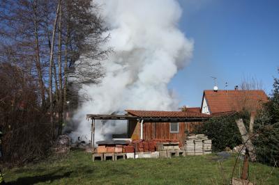 Berglen-Rettersberg: Schuppen in Vollbrand